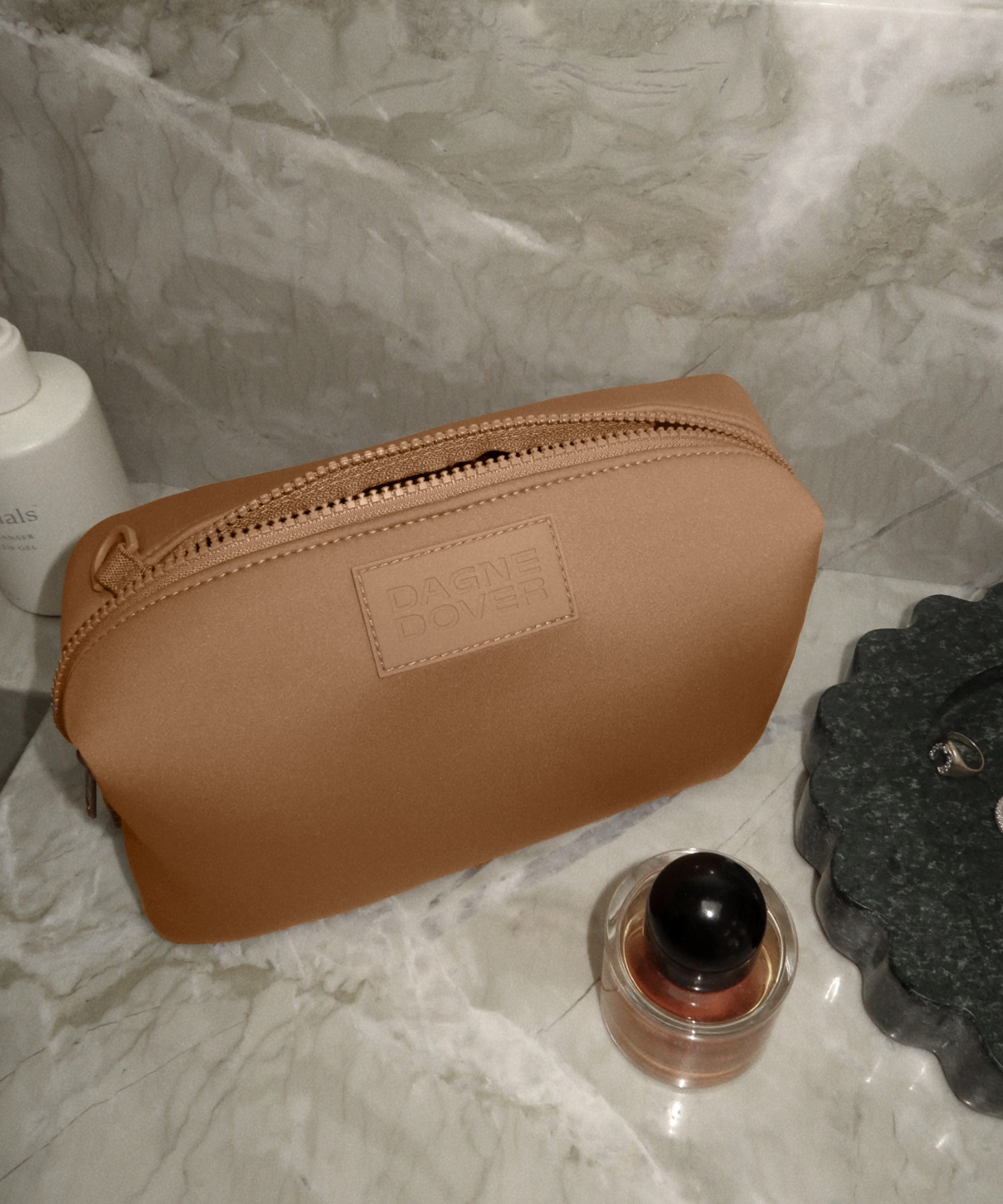Hunter Toiletry Bag in Dune. Small - Image 2
