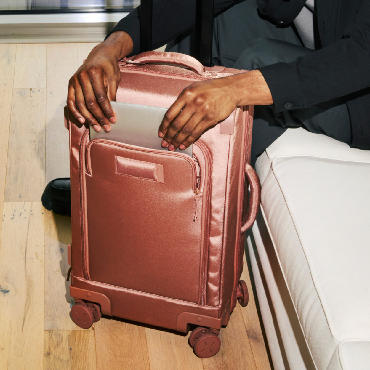 Seattle Carry-On Luggage in Warm Dust. Larger - 23.5 inch - Image 11